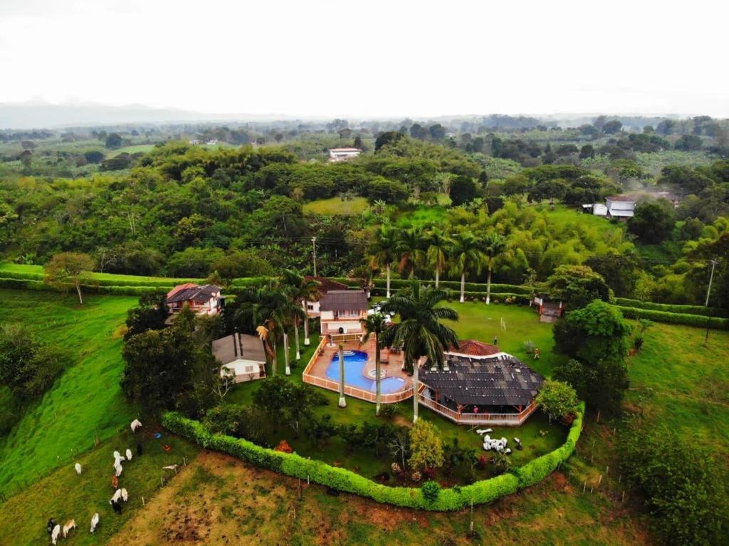 Alojamiento Campestre Hawaii モンテネグロ エクステリア 写真