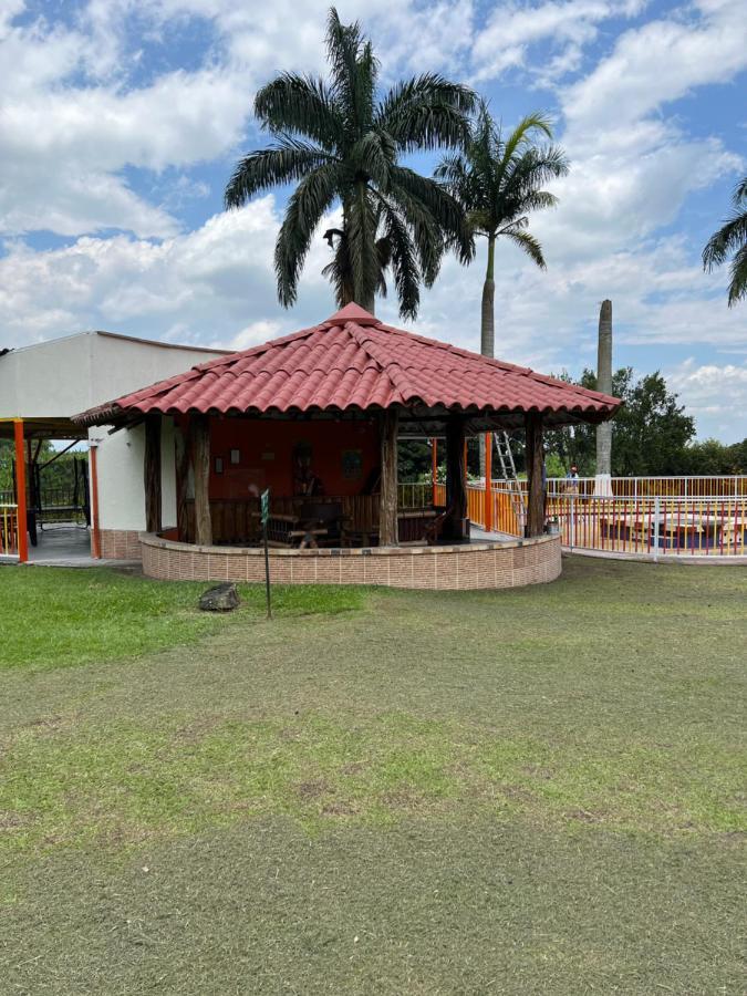 Alojamiento Campestre Hawaii モンテネグロ エクステリア 写真